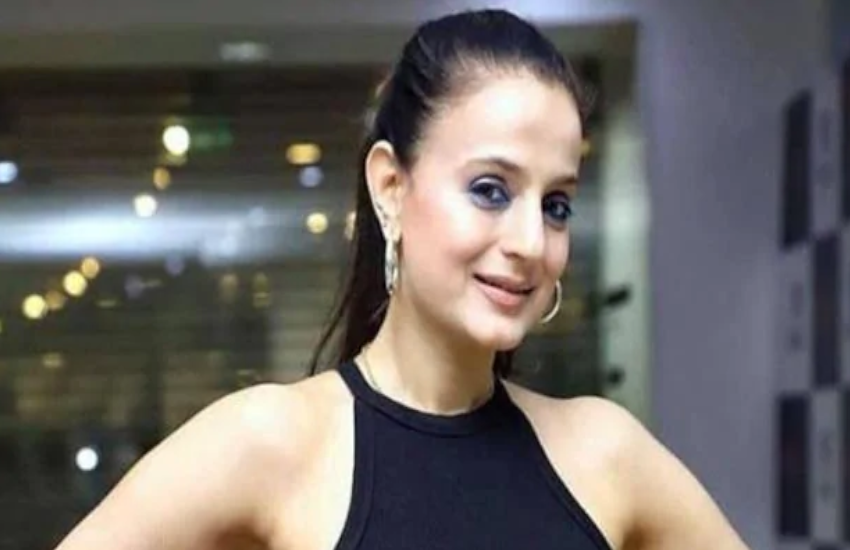 Ameesha patel wants to be hot share a video