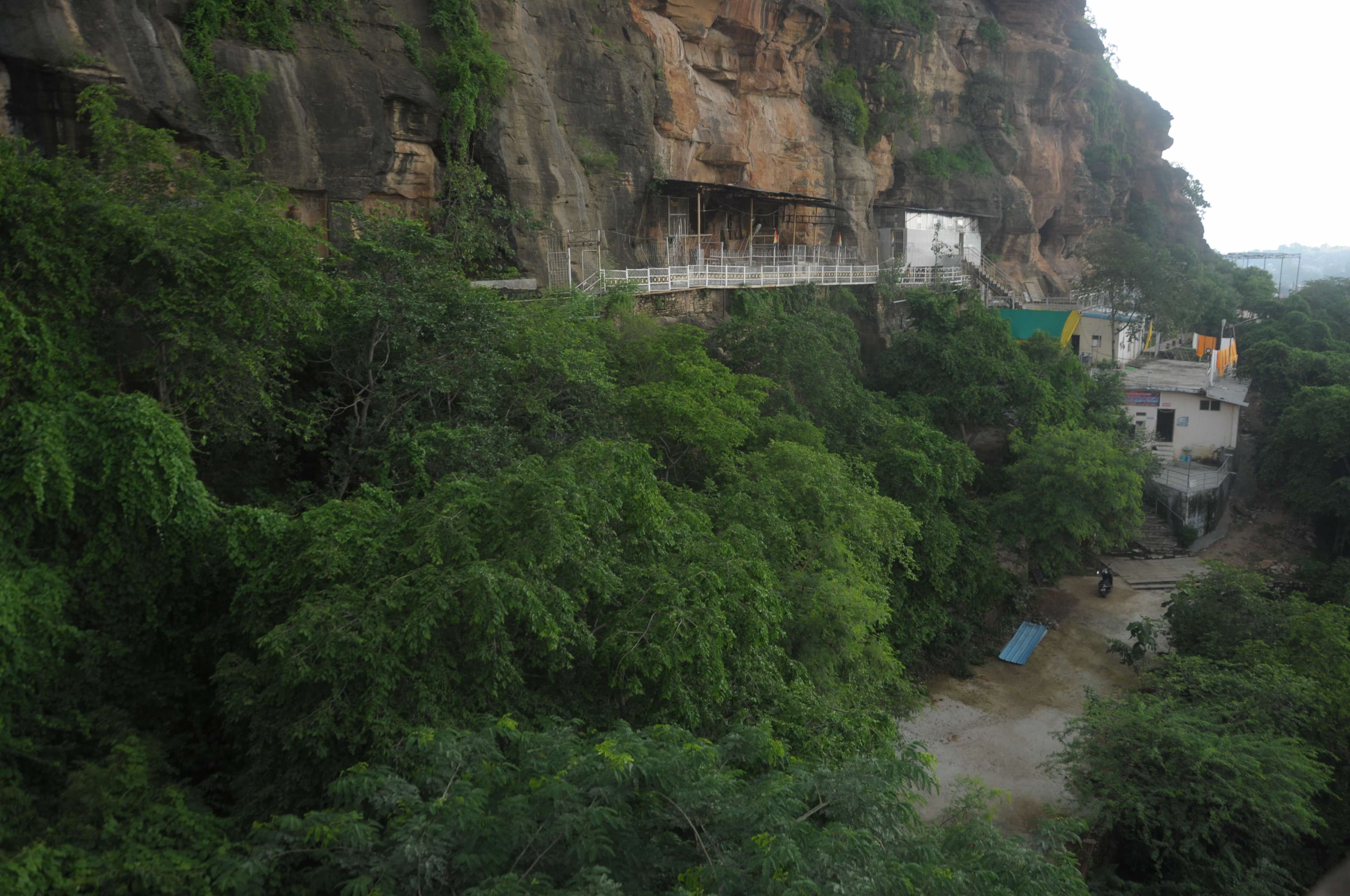 ग्वालियर दुर्ग पर बिना परमिशन के जैन समाज ने किया त्रिशला माता मंदिर क्षेत्र का अवैध निर्माण