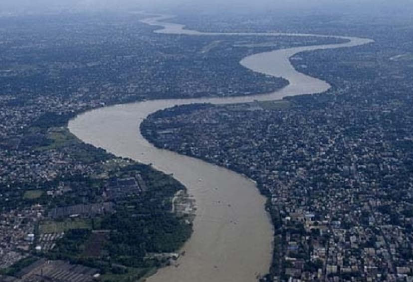 गंगा मइया की लहरों ने दिशा क्या बदली हजारों एकड़ जमीन डूबी