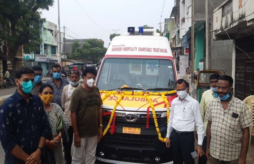 हालोल में सर्वोदय हॉस्पिटालिटी चेरिटेबल ट्रस्ट की ओर से एंबुलेंस का लोकार्पण।