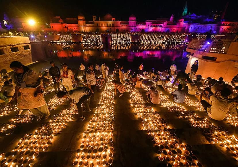 दीयों की रोशनी से अयोध्या जगमग, राममंदिर में पहली बार जले 11 हजार दीप