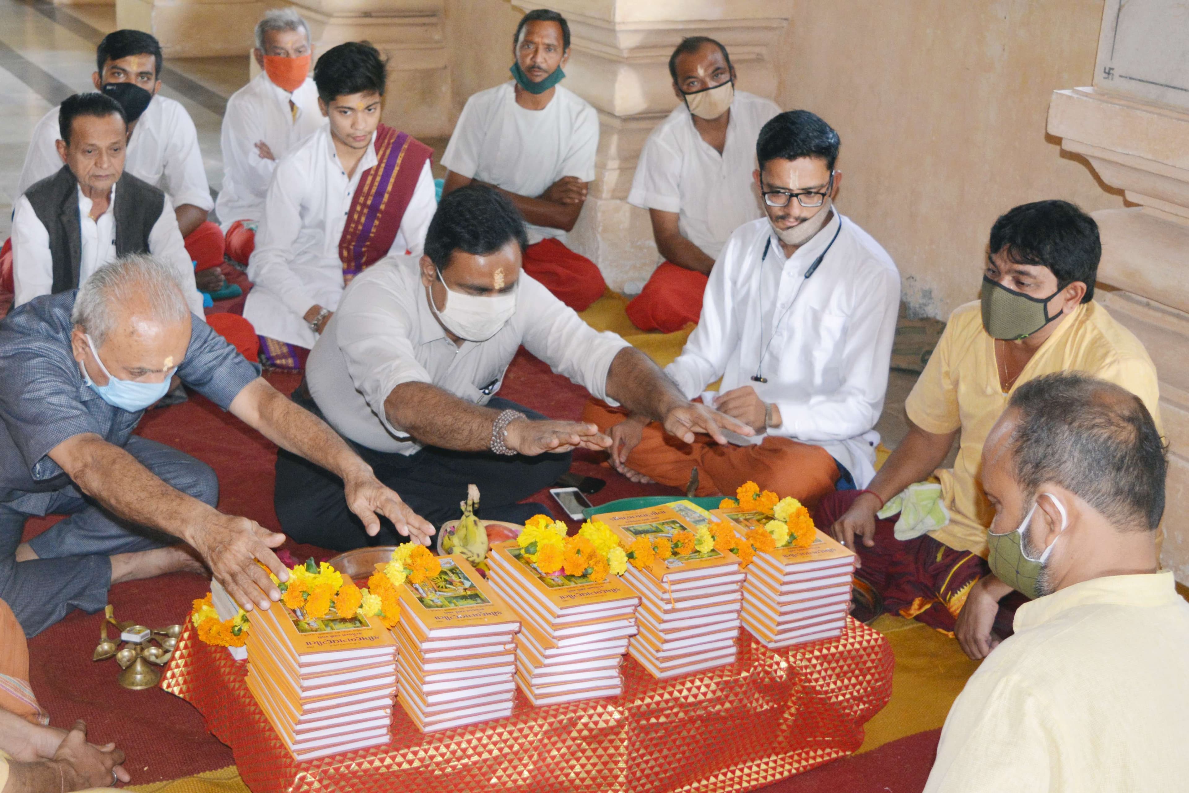 गिर सोमनाथ जिले में प्रभास तीर्थ में गोलोकधाम स्थित गीता मंदिर में गीता जयंती पर ग्रंथ की पूजा।