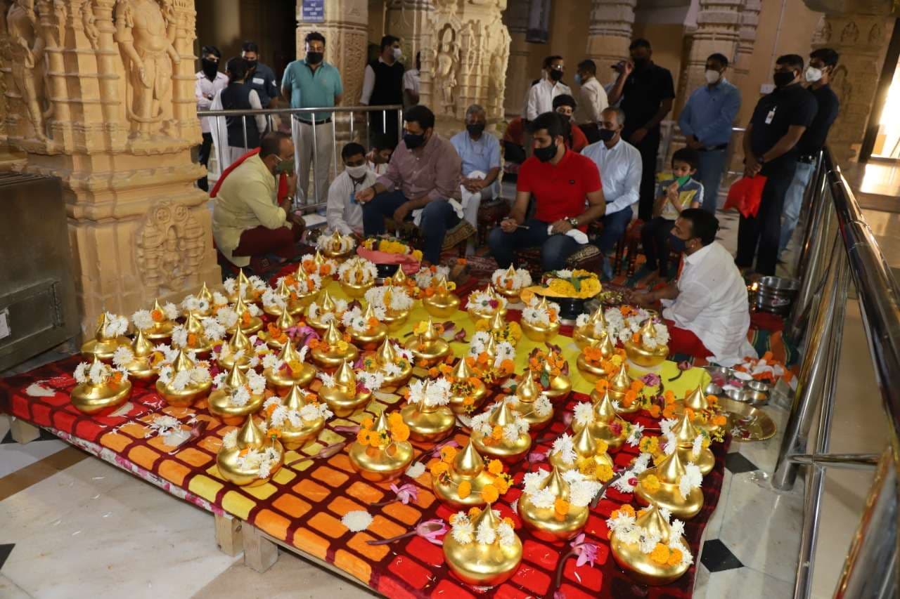 सोमनाथ महादेव मंदिर में स्वर्ण कलश की पूजा