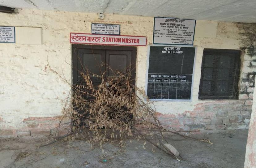 जर्जर अवस्था में है बिलाड़ा रेलवे स्टेशन, सुध नहीं ले रहा कोई
