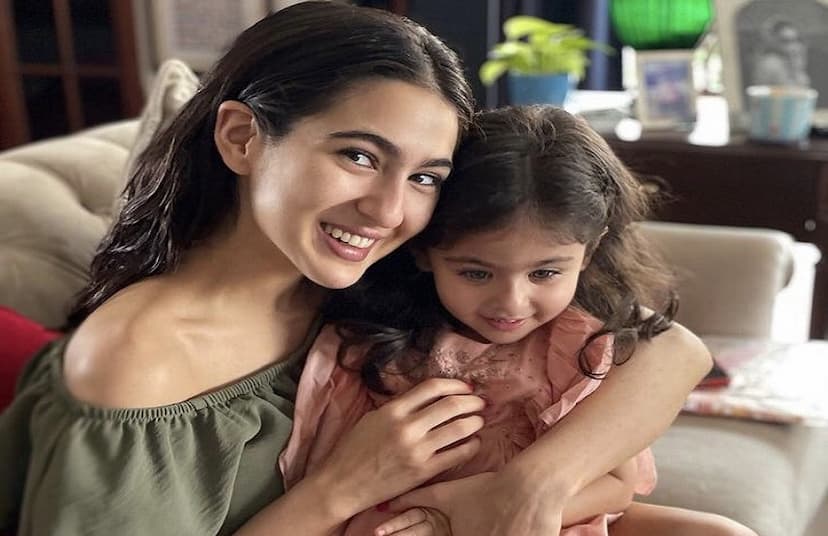 sara_ali_khan_with_inaaya2.jpg