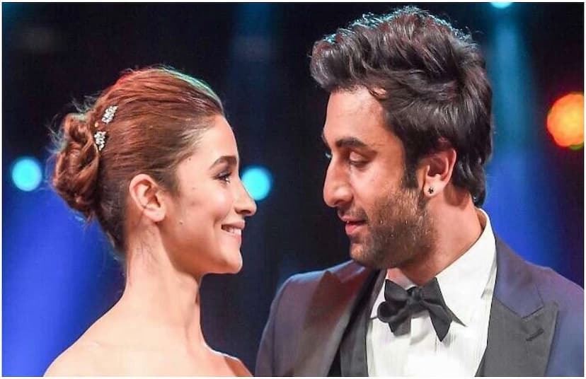 Alia Bhatt Ranbir Kapoor Hand in Hand