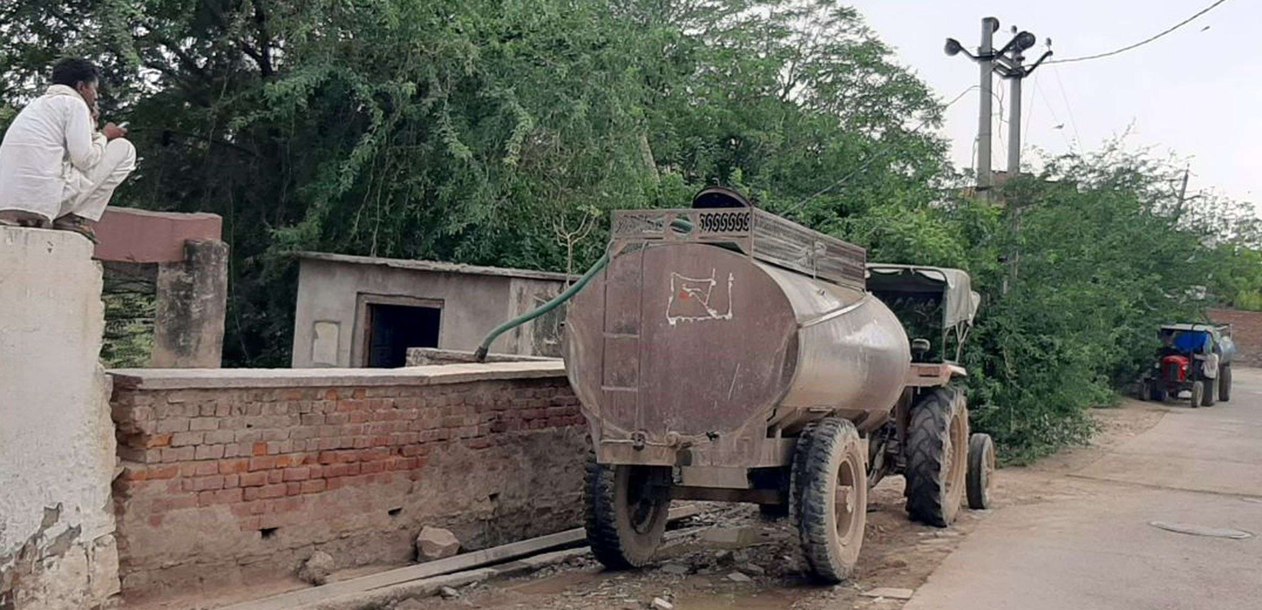 प्यास बुझाने के नाम पर पाताल फोड़ बेच रहे 'धरती का अमृत'