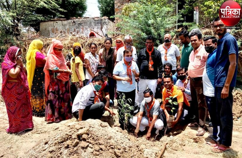 भाजपा के पदाधिकारियों व कार्यकर्ताओं ने मनाई डॉ. मुखर्जी की जन्म जयंती, पौधे लगाए, अर्पित किए पुष्प