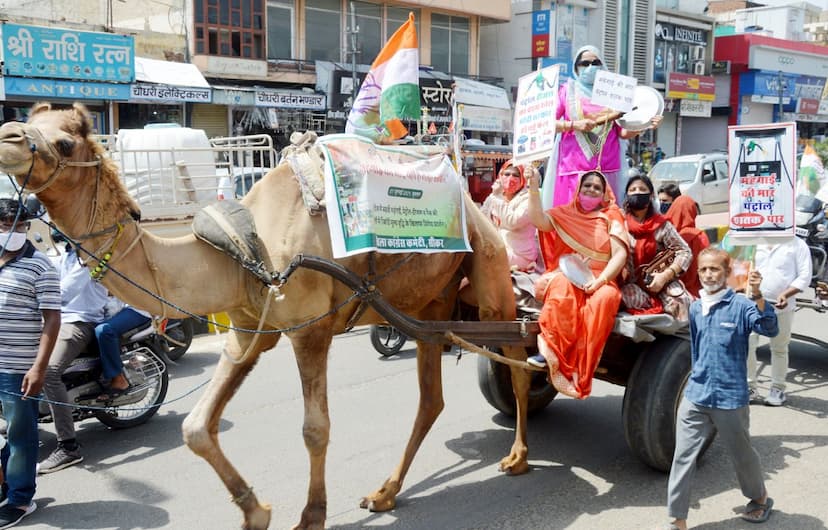 ऊंटगाड़ी पर सवार कांग्रेस महिलाओं ने थाली-चम्मच बजाकर व चूल्हे पर रोटी बनाकर किया महंगाई का विरोध