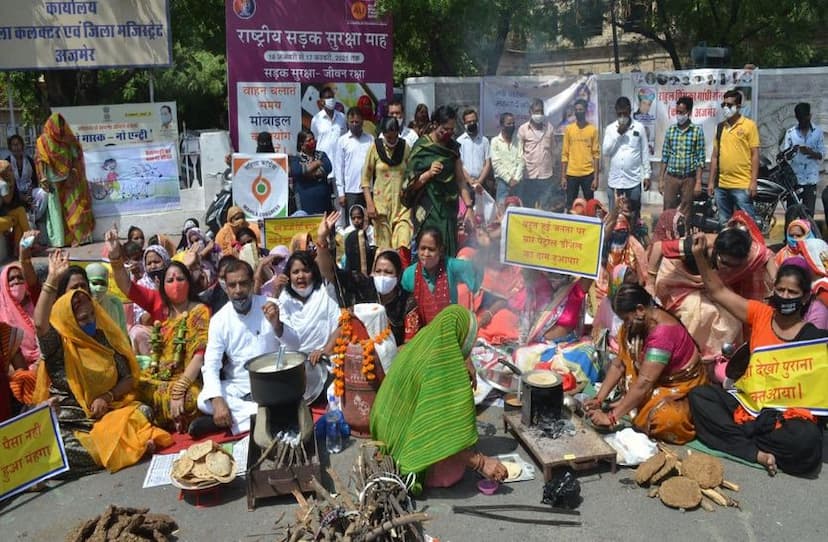 महंगाई का विरोध : कच्चे चूल्हे पर सेंकी रोटियां, राबड़ी और बनाई चाय, गैस सिलेण्डर को ओढ़ाया ‘कफन’