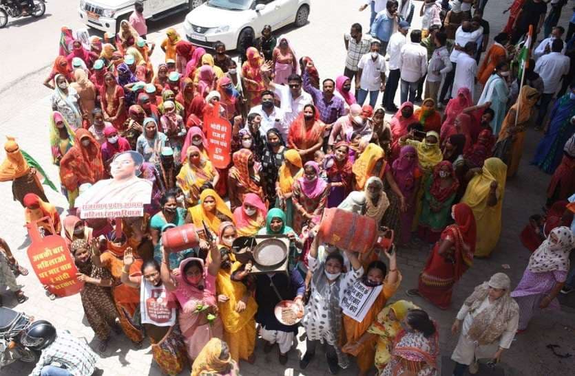 gas cylinder price protest