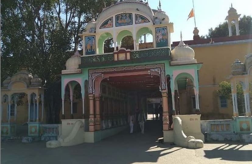 अनूठा मंदिर, आधा राजस्थान और आधा हरियाणा में, जहां नहीं चढ़ाई जाती नकदी