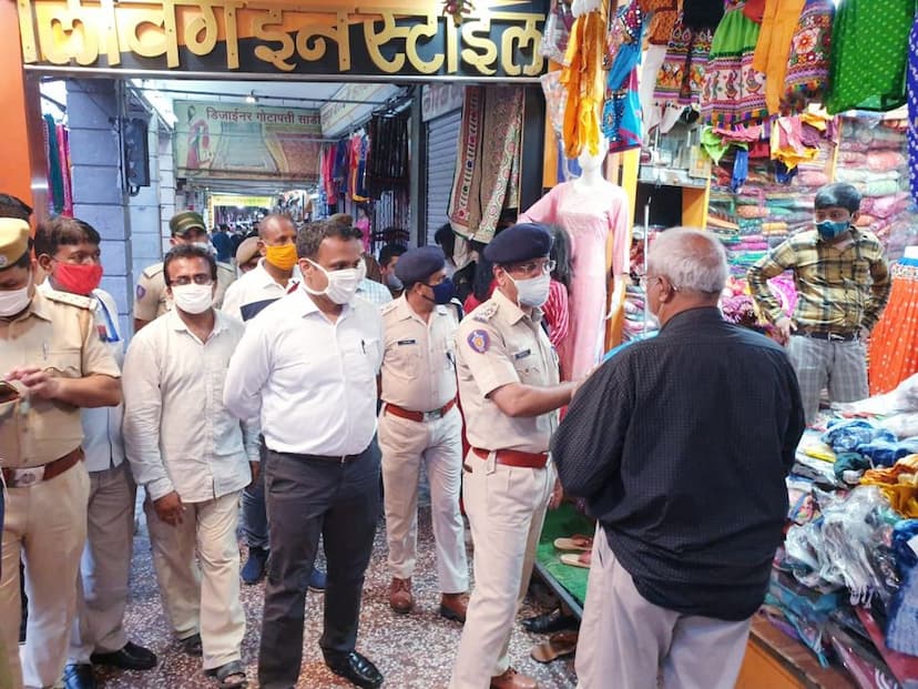 बिना वैक्सीनेशन वाले स्टाफ की जांच को निकली पुलिस-निगम की टीम