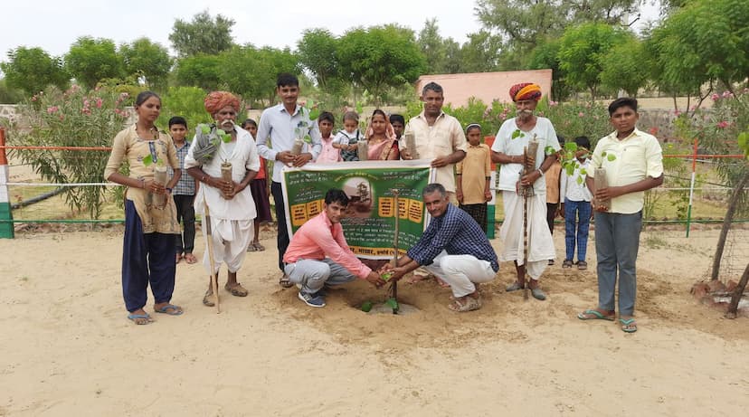 विद्यालयों व घरों में पौधरोपण कर संरक्षण की दी सीख