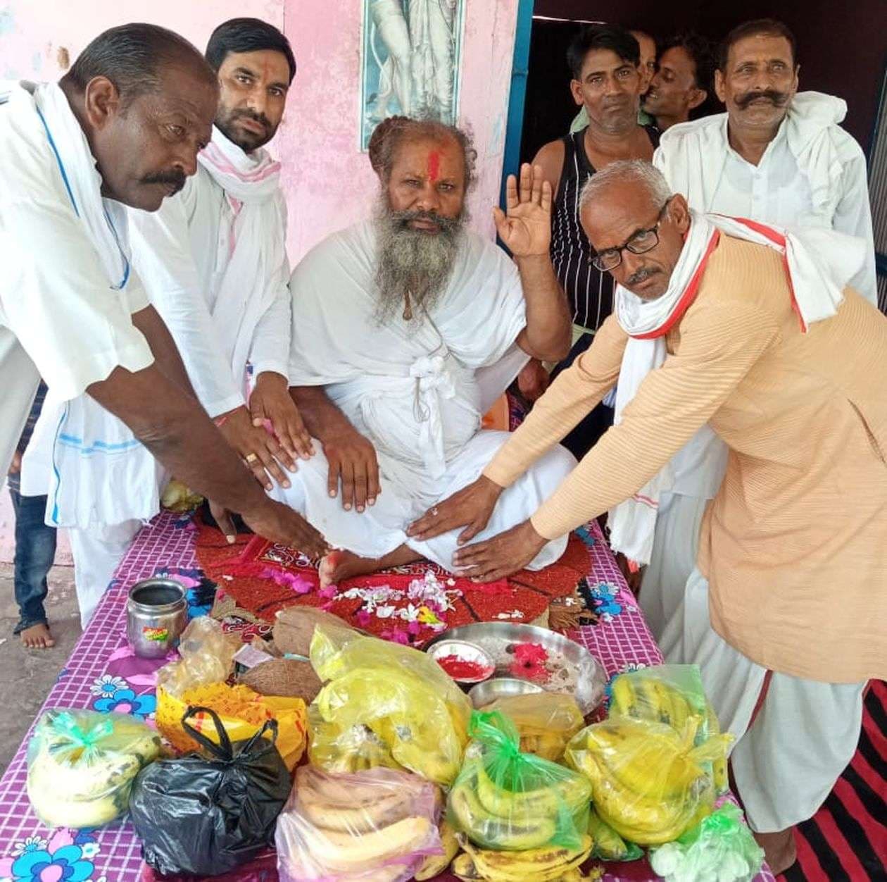 गुरुआश्रम के द्वारे गूंजे जयकारे, शिष्यों ने की चरण पूजा