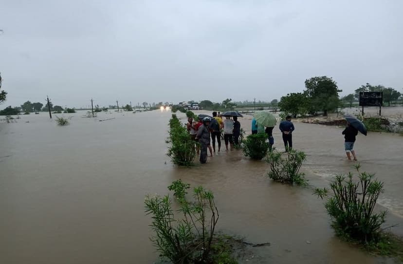 कोटा-झालावाड़ में नदियों का रौद्र रूप, कई राजमार्ग हुए ठप, वाहन फंसे