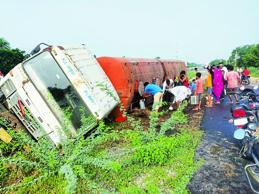 The tanker overturned on the highway, there was a race to rob oil