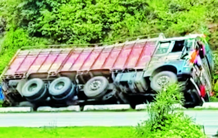 Uncontrolled truck fell into a pit