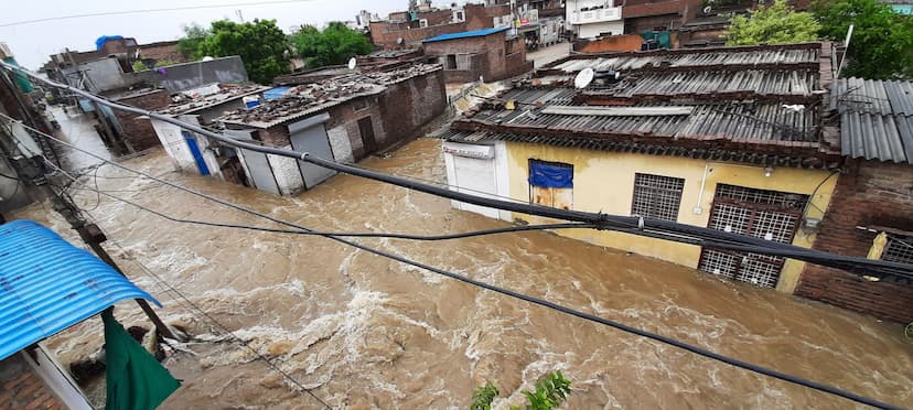 दशकों पहले घोंट दिया नदी-नालों व तालाबों का गला, अब गले तक आ रही बाढ़