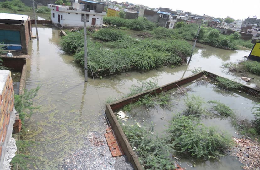 Rain: मुश्किल में जान, घर में हो गए कैद