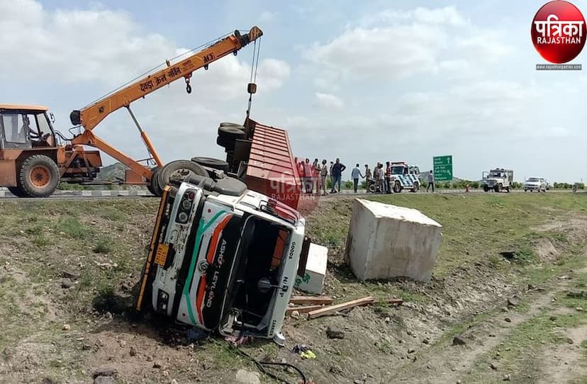 गांव जाने मार्बल से भरे ट्रेलर में बैठा, कुछ ही देर बाद हादसा, दबने से युवक की मौत, चालक सहित दो घायल