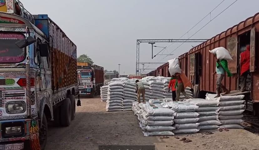 बूंदी रेलवे स्टेशन पहुंची डीएपी खाद की रेक, किसानों को मिलेगी राहत। देखे वीडियो