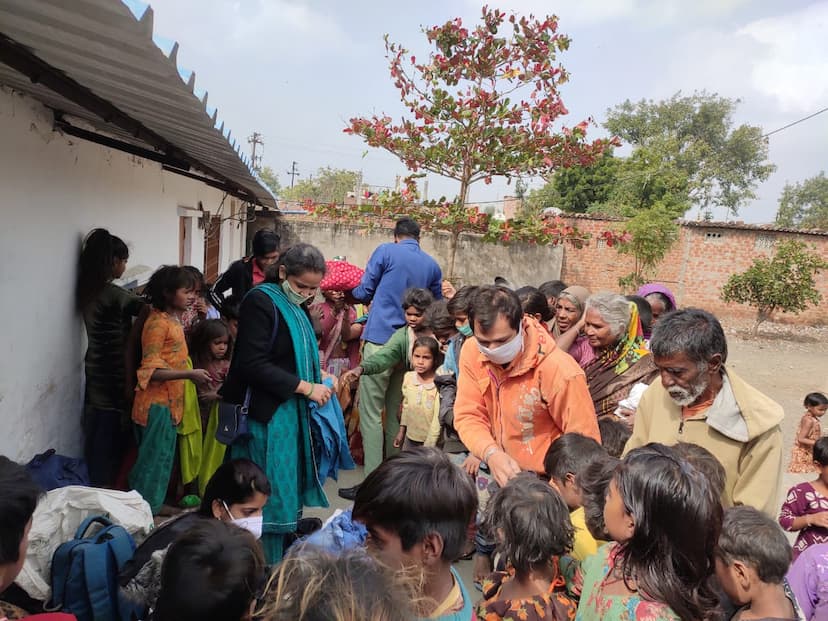 मंदिर परिसर में एकत्रित करते हैं अनुपयोगी कपड़े, जो इस्तेमाल लायक नहीं होते उसके बनाते हैं बैग