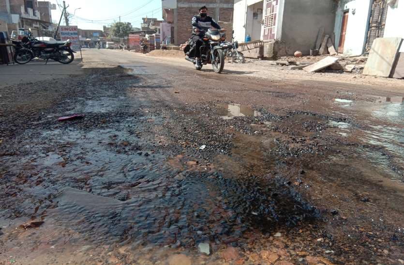 खस्ताहाल सड़कें सुधारो सरकार