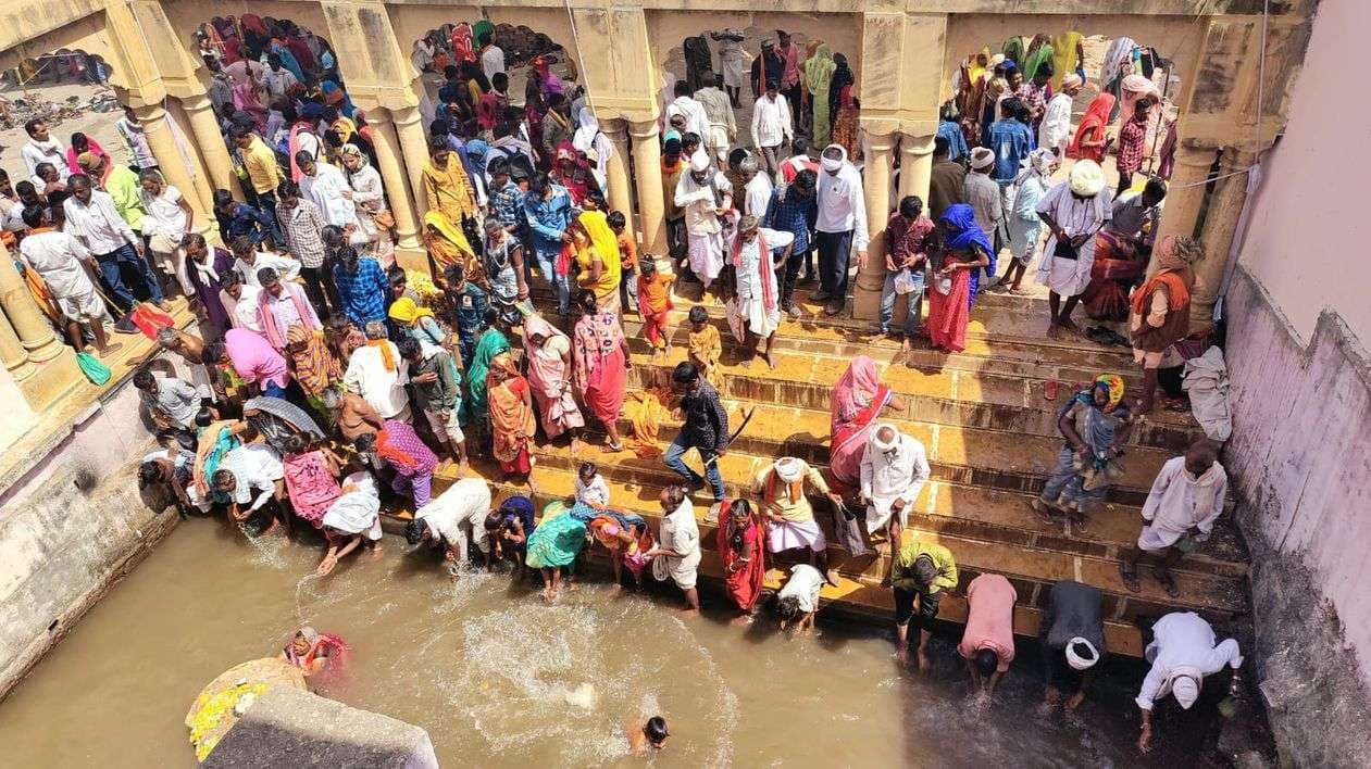 कुंड से जल लेते श्रद्धालु।