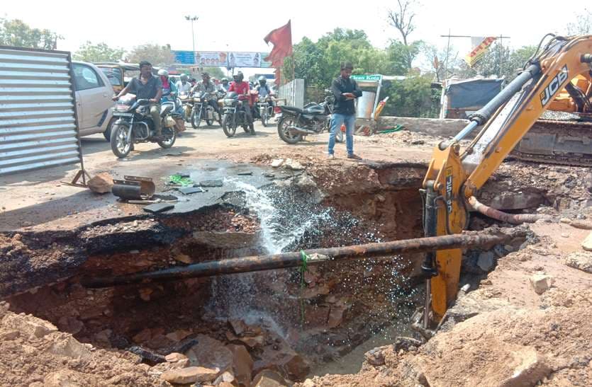 खुदाई के समय फोड़ी पाइपलाइन, सड़क पर लगा वाहनों का जाम