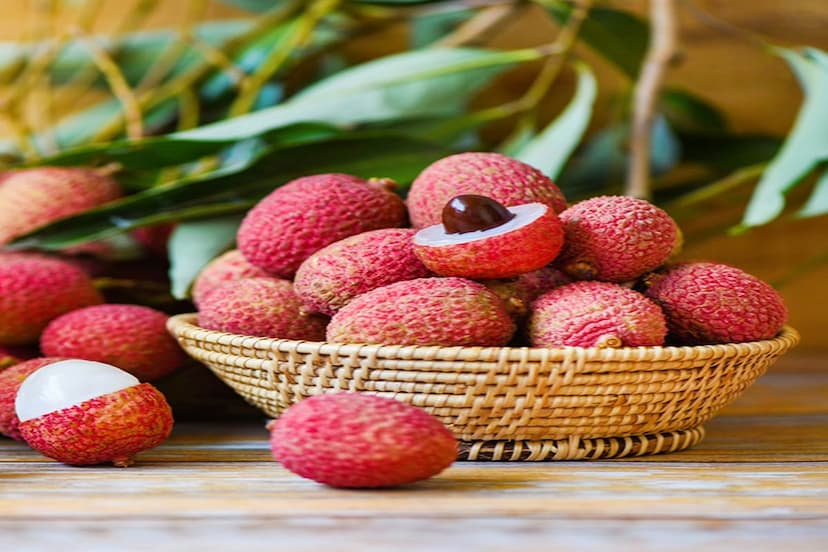 Litchi Side Effects: जरूरत से ज्यादा लीची का सेवन करना सेहत पड़ सकता है भारी, जानें इसके नुकसान