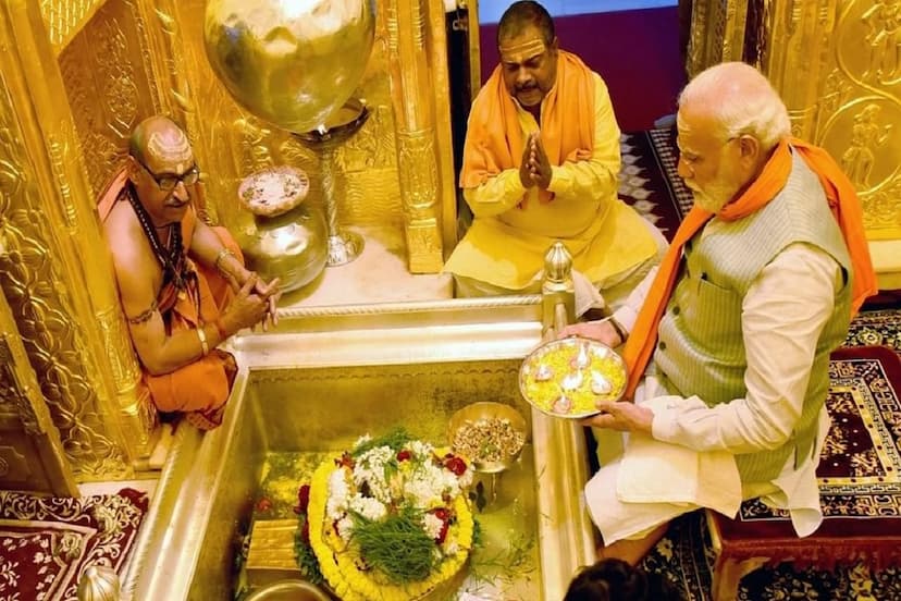 श्री काशी विश्वनाथ का पूजन करते पीेएम मोदी (फाइल फोटो)