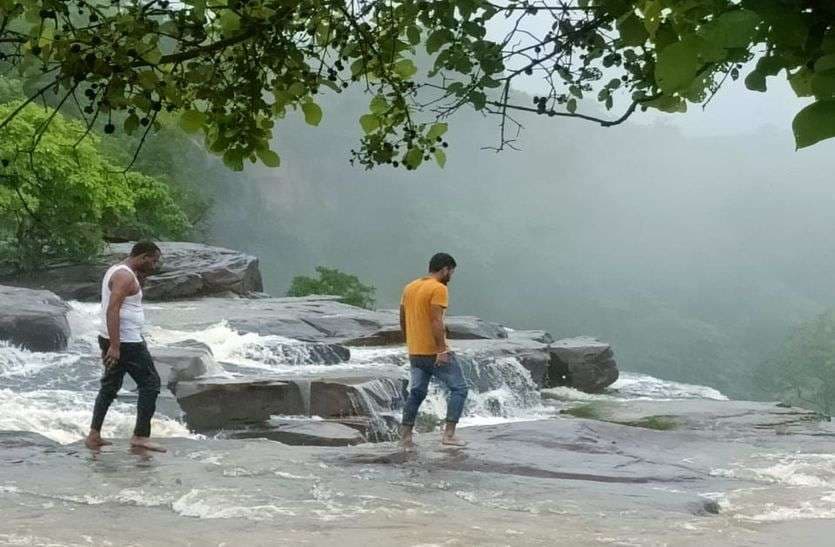 Menal Waterfall : मेनाल जाएं तो अपनी सुरक्षा खुद ही करें, क्योंकि यहां हर कदम पर खतरा है