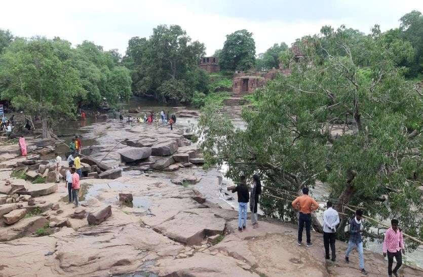 Menal Waterfall : मेनाल जाएं तो अपनी सुरक्षा खुद ही करें, क्योंकि यहां हर कदम पर खतरा है