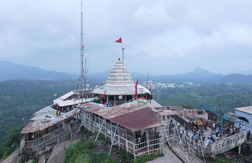 गब्बर पर्वत पर अंबाजी मंदिर पर लहराया तिरंगा : पालनपुर. बनासकांठा जिले की दांता तहसील में अंबाजी स्थित गब्बर पर्वत पर अंबाजी मंदिर व मंदिर के परिक्रमा पथ पर 51 शक्तिपीठ पर भी हर घर तिरंगा अभियान के तहत तिरंगा लगाया गया। अभियान के तहत शक्ति स्वरूप में शक्तिपीठों पर तिरंगा लगाने के साथ ही प्रार्थना की गई कि इन शक्तिपीठों को फिर से भारतवर्ष में शामिल किया जाए और राष्ट्र फिर से एक भारत बने। गौरतलब है कि 51 शक्तिपीठों में से कुछ शक्तिपीठ भारत के अलावा नेपाल, तिब्बत, श्रीलंका, पाकिस्तान में स्थित हैंं।