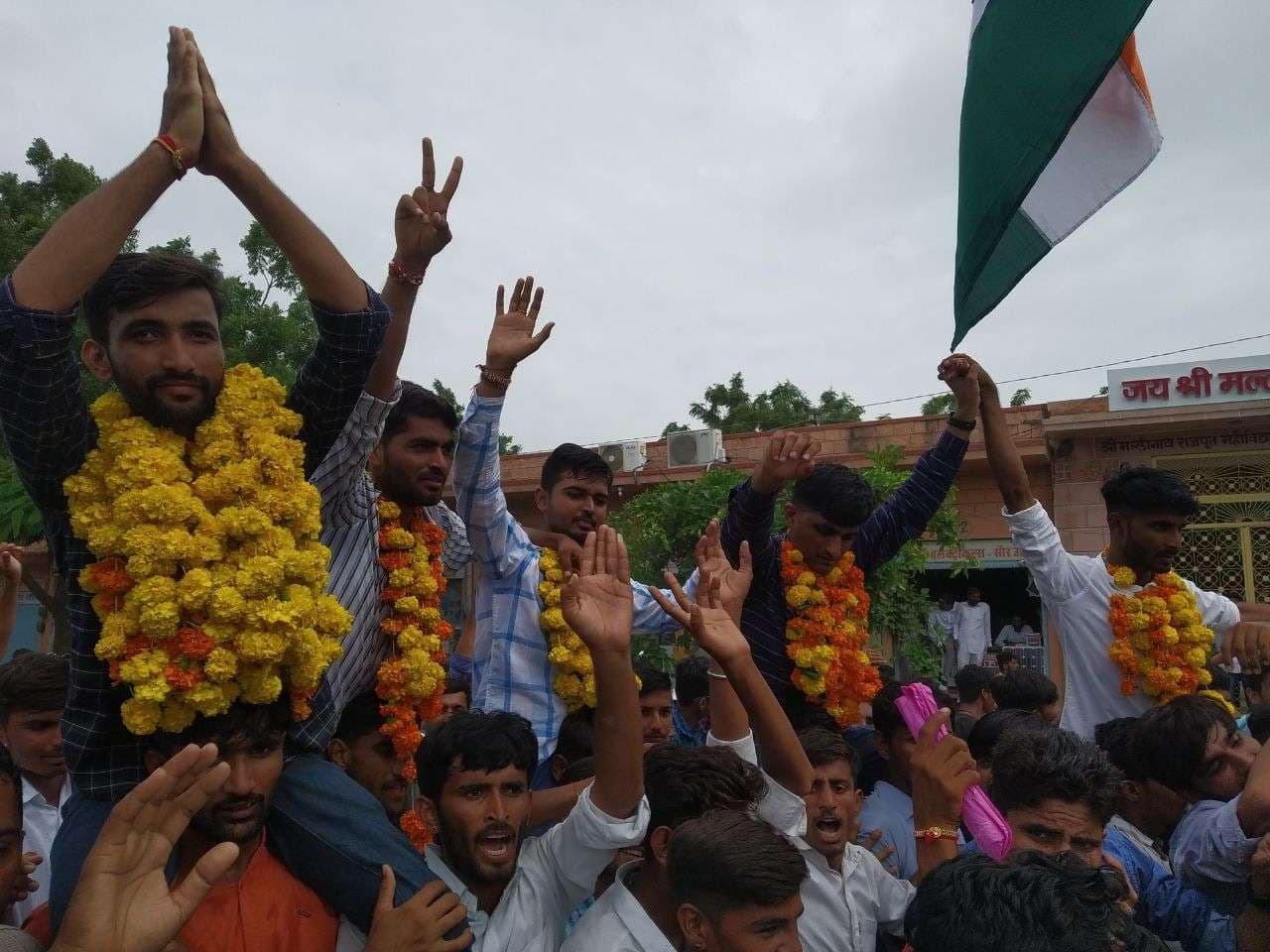 बाड़मेर. नामांकन के दौरान समर्थकों के साथ प्रत्याशी। 