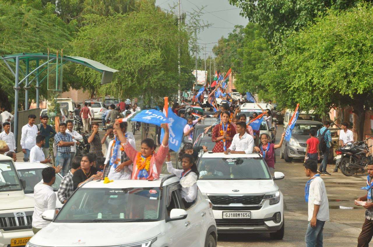 बाड़मेर. नामांकन के दौरान समर्थकों के साथ प्रत्याशी।