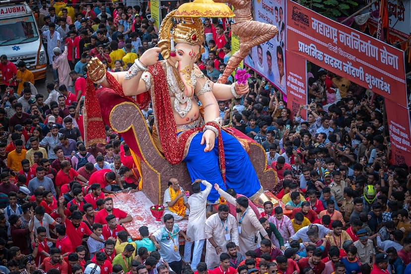 Chintamani Ganesha aagman sohala Dozens of mobile phones stolen