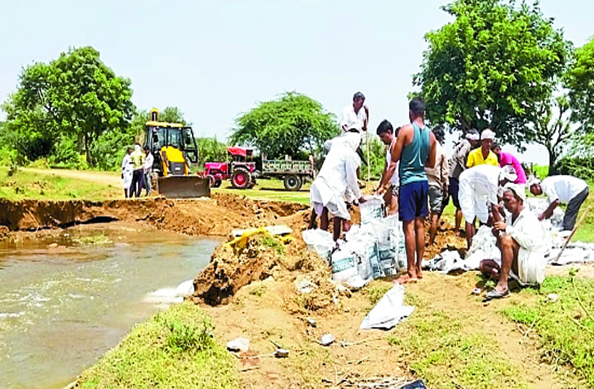 पानी की तेज आवक से हुआ सुल्तान सागर बांध में कटाव, ग्रामीणों के सहयोग से रोका