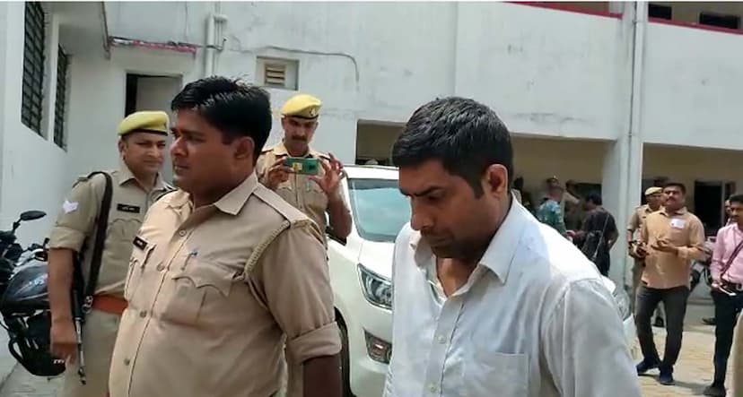 Hastinapur double murder case : हस्तिनापुर डबल मर्डर केस का हत्यारोपी गिरफ्तार, इस कारण से की PNB मैनेजर के परिवार की हत्या