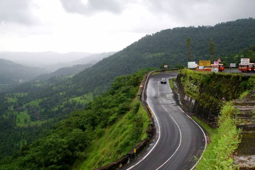 Truck driver rescued from 100ft gorge in Kashedi ghat in Raigad 