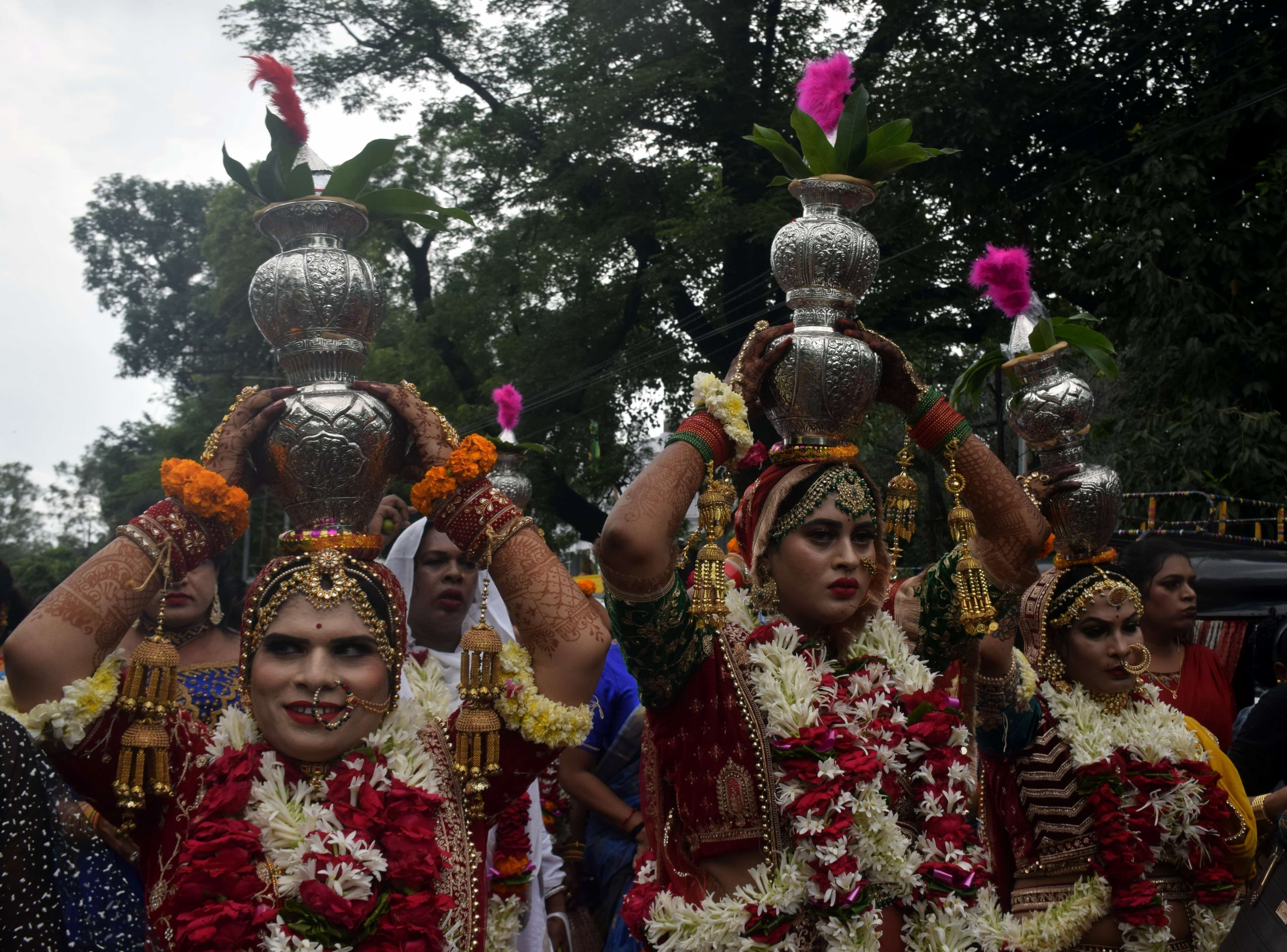 किन्नरो का जुलूस 