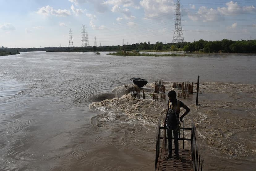 yamuna_river_danger_mark.jpg