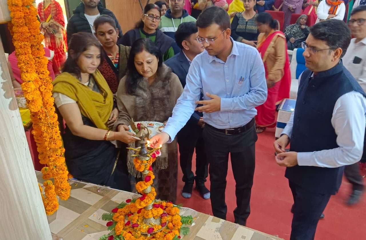 दीप प्रज्वलन कर शुभारंभ करते जिलाधिकारी गोंडा डॉ उज्जवल कुमार