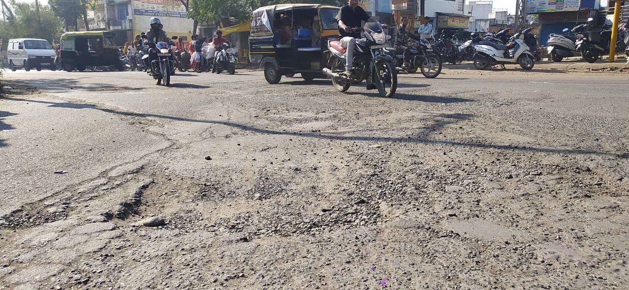 Photo-Story : people are hitching in the potholes on the dilapidat