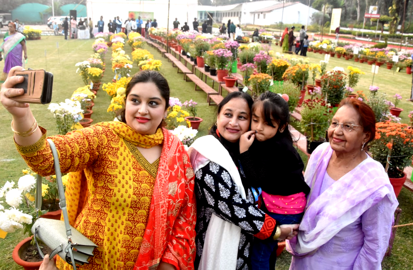 PHOTO GALLERY : गुलाब उद्यान में गुलदाउली प्रदर्शनी का आगाज, हजारों प्रजातियों के रंग-बिरंगे फूल हैं यहां