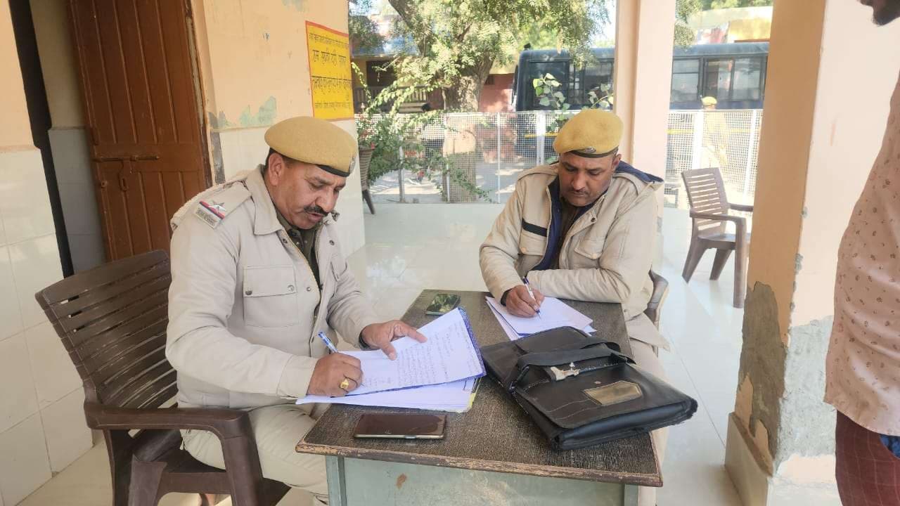 हनुमानगढ़ के जिला अस्पताल स्थित चौकी में कार्रवाई करते पुलिसकर्मी।