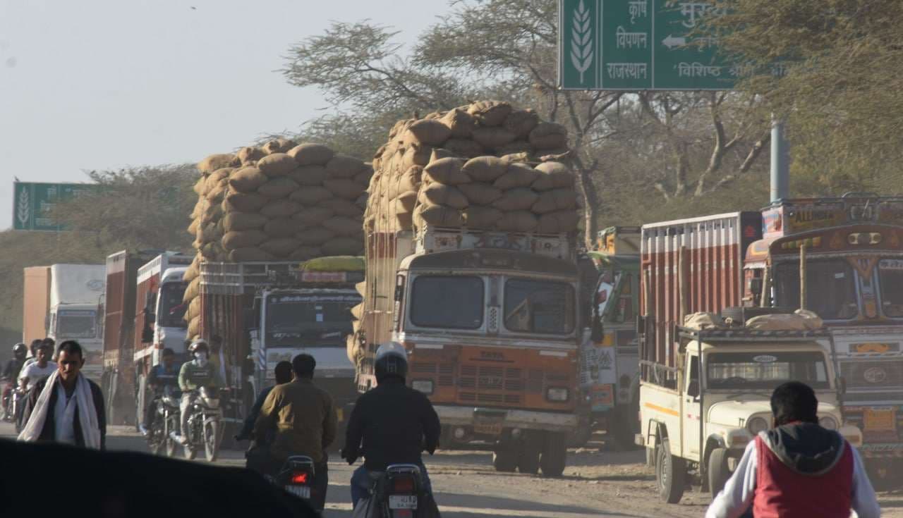 ओवरलोडिंग...ये देखो मौत का सामान ले चले