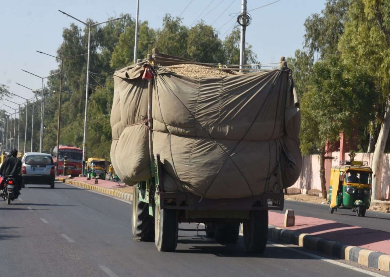 ओवरलोडिंग...ये देखो मौत का सामान ले चले