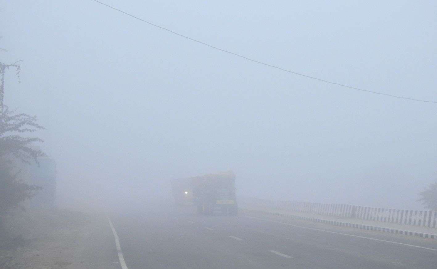 छाया कोहरा सर्दी से बचने के लिए अलाव का सहारा...देखिए तस्वीरें